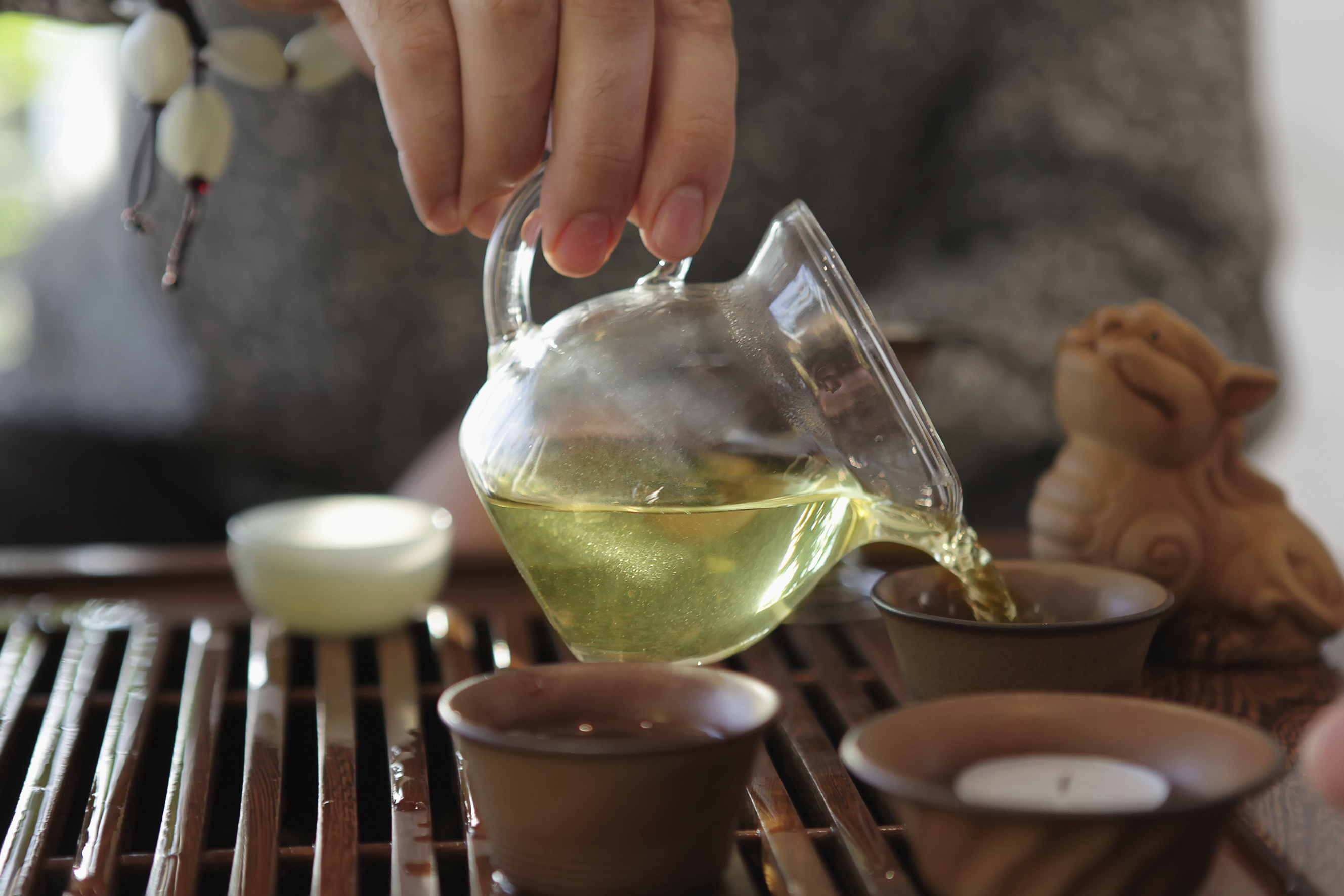 Песня торт чай наливай. Китайская чайная церемония. Наливает чай. Японский чай. Чайная церемония зеленый чай.