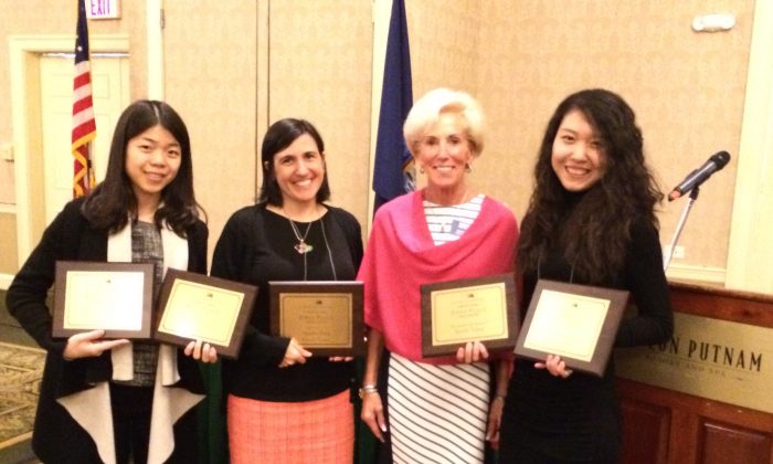 Michelle Rea, executive director of NYPA (2nd right), and staff members from Epoch Times hold five first-place awards won at the 2016 New York Press Association and Trade show in Saratoga Springs, N.Y., on April 9, 2016. (L-R) Designer Marie He, Digital Chief Editor Cindy Drukier, Michelle Rea of NYPA, Designer Kayla Zhu. (Epoch Times)