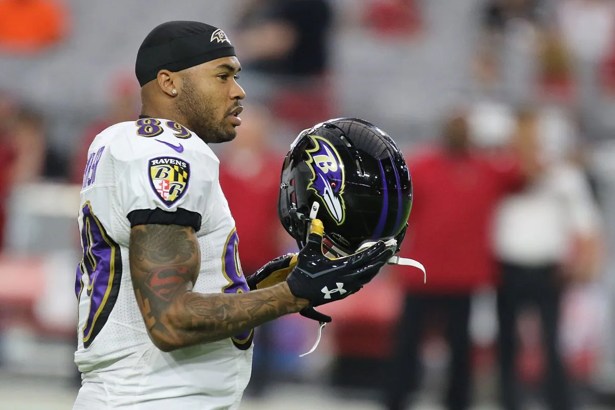 Wide receiver Steve Smith #89 of the Baltimore Ravens walks on the field prior to the NFL game against the Arizona Cardinals at University of Phoenix Stadium on October 26, 2015 in Glendale, Arizona. (Photo by Nils Nilsen/Getty Images)