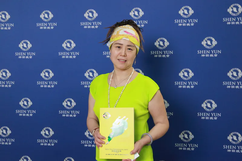 Ms. Mei-Fang Juan, director of the Phoenix Dance Company, attends the Shen Yun show in Taichung on the afternoon of April 10, 2016. (Li Xianzhen/Epoch Times)