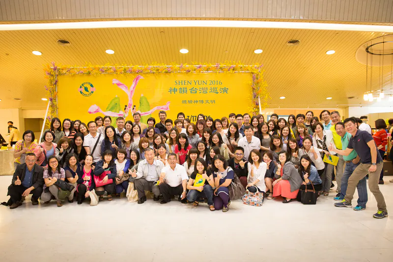 “Awesome!” Yell Mr. Chang Chih-Sheng, the CEO, and the 100 plus employees of Lan-Jai CPAs Firm with their thumbs up after seeing Shen Yun Performing Arts World Company perform at the Taichung Zhongshan Hall on April 9. (Chen Bozhou/Epoch Times)