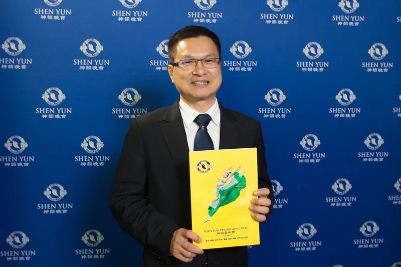 Changhua County Magistrate Wei Ming-ku highly praised the Shen Yun performance presented at Changhua County Yuanlin Performing Hall on the evening of April 12, 2016. (Wang Renjun/Epoch Times)