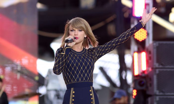 Taylor Swift performs on ABC's "Good Morning America" in Times Square on Thursday, Oct. 30, 2014, in New York. (Photo by Greg Allen/Invision/AP)
