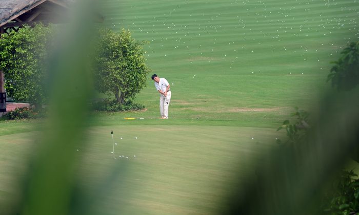 A golfer practices his chip shot at a course in Sanya on Oct. 25, 2009. On April 12, 2016, the Chinese Communist Party's anti-corruption agency said that golf as a sport is “neither right nor wrong." (FREDERIC J. BROWN/AFP/Getty Images)