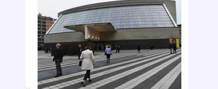 Shen Yun Denounces Oppression While Allowing Self-Reflection