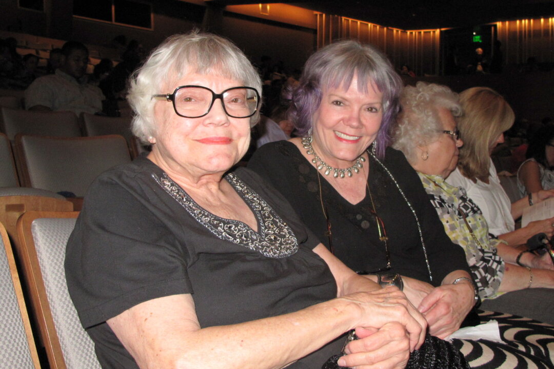 Jean Gillmore (R) and her mother Barbara spent a happy evening watching Shen Yun Performing Arts at the Valley Performing Arts Center on April 19, 2016. (Yaning/Epoch Times)