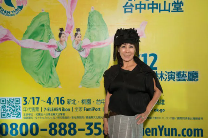 Li Chungi, numerologist, bio-tech company president and honorary president of Love Lions Club, is all smiles when she sees Shen Yun at Yuanlin Performance Hall on April 12. (Wang Renjun/Epoch Times)