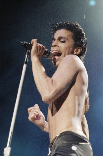 Musical artist Prince performs in concert in this August 2, 1986 file photo.   (AP File Photo/Mario Suriani) 