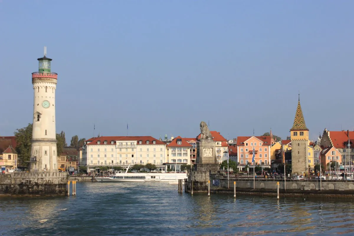The lighthouse and the Bavarian Lion guard the entrance to Lindau harbour. On the right is the Mangturm, built in the 12th century and once part of the old city walls. (Wibke Carter)