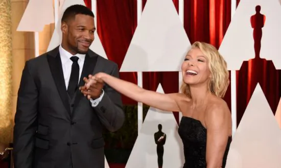 Kelly Ripa and Michael Strahan Reunite on ‘LIVE!’ to Standing Ovation