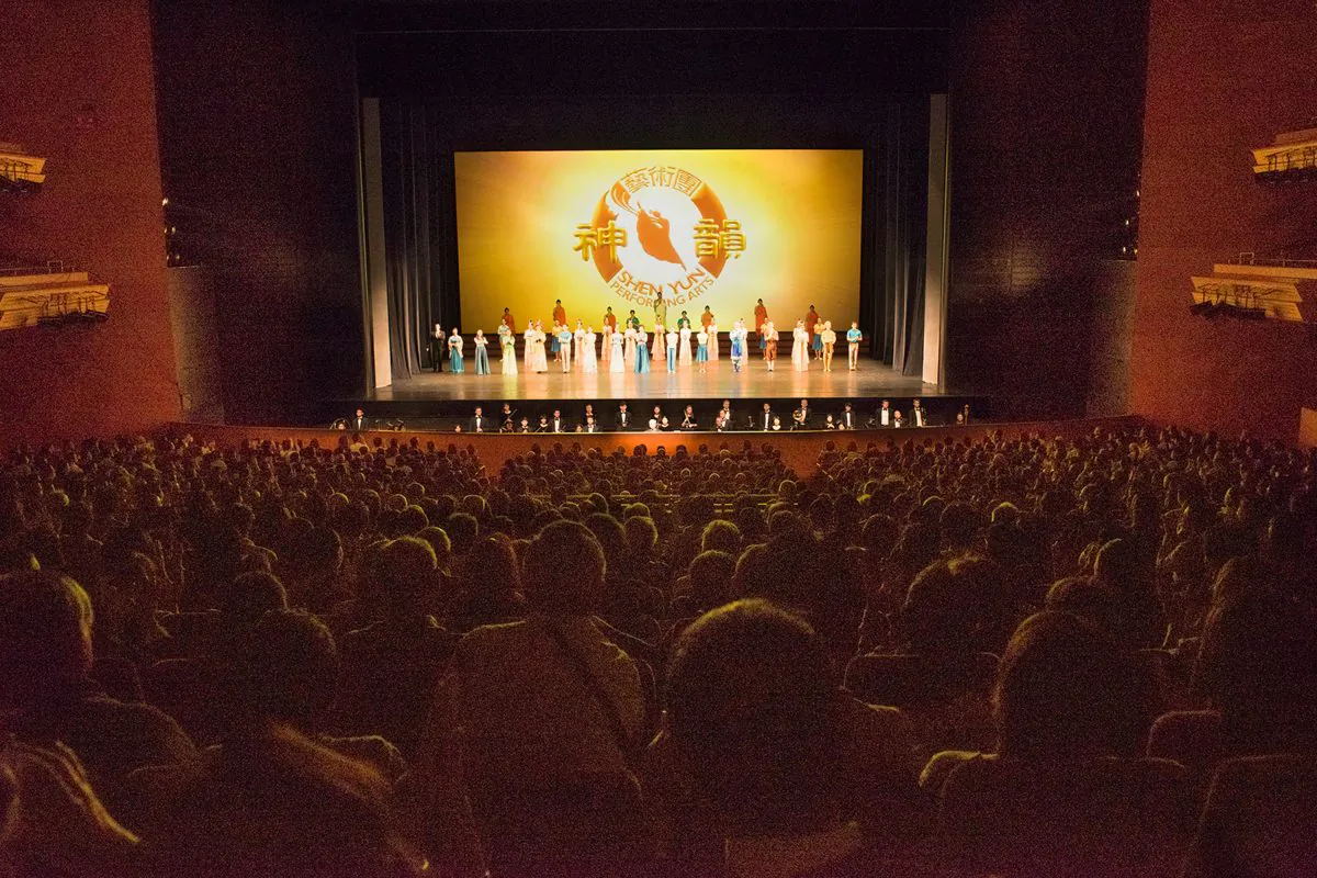 Shen Yun Performing Arts World Company's curtain call at Amagasaki Cultural Center Amashin Archaic Hall, in Japan. (Epoch Times)