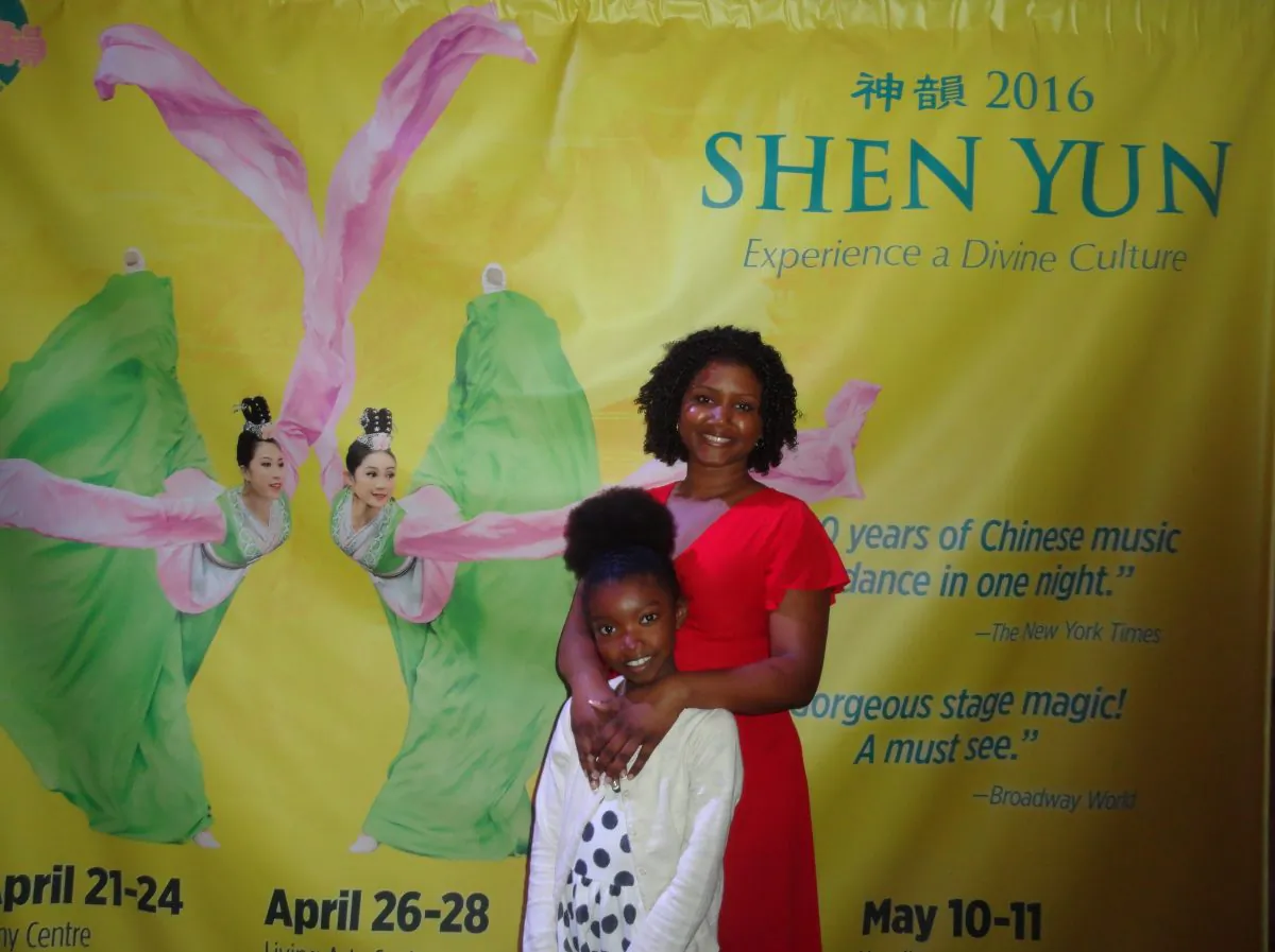 	Lavinia Volney-Brown and her daughter Zurief enjoying an afternoon with Shen Yun at Toronto's Sony Centre, Sun, April 24, 2016 (Madalina Hubert/Epoch Times)