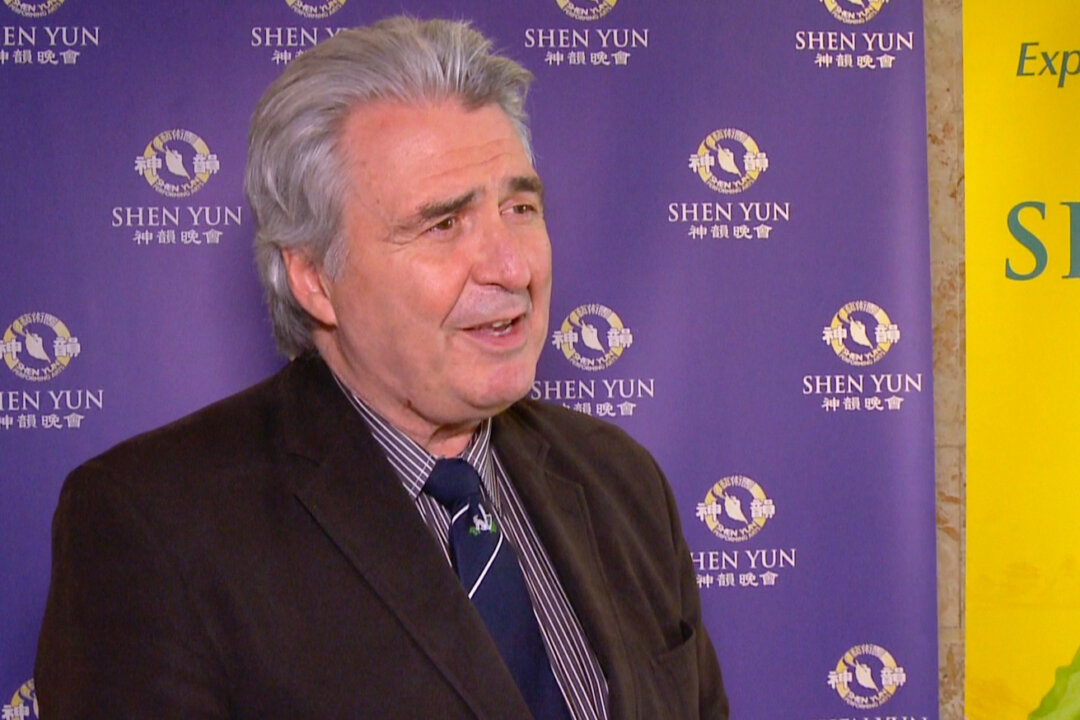 Internationally renowned conductor Kerry Stratton commended the artistry of Shen Yun's orchestra on Sunday, April 24, 2016 at Toronto's Sony Centre. (NTD Television)