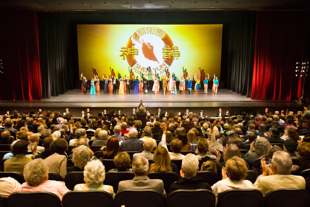 Shen Yun Performing Arts New York Company's curtain call on April 27, 2016 at the Rabobank Theater in Bakersfield. (Epoch Times)