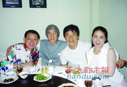 Jacky Chan and his wife and son dining with Empire Group boss, Albert Yeung. (Internet Photo)