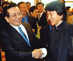 Jacky Chan shaking hands with Zeng Qinghong. (Internet Photo)