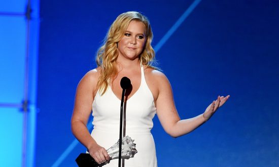 Amy Schumer to No Longer Takes Pictures with Fans after One ‘Scared’ Her