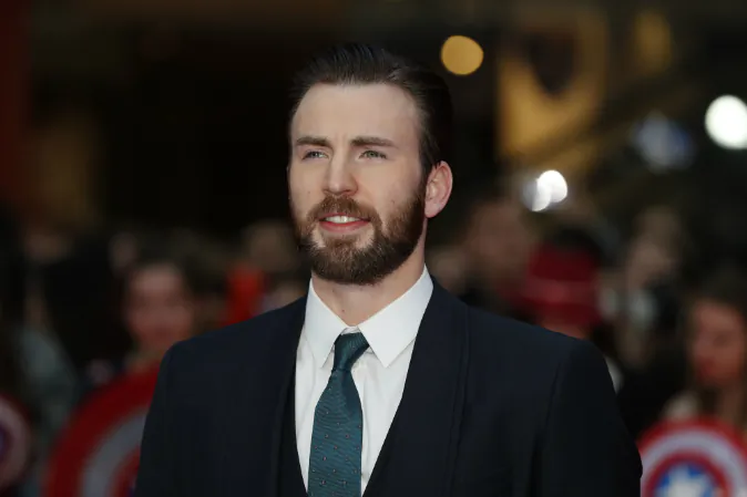 US actor Chris Evans poses on the red carpet arriving for the European Premiere of the film Captain America: Civil War in London on April 26, 2016 / AFP / ADRIAN DENNIS (ADRIAN DENNIS/AFP/Getty Images)
