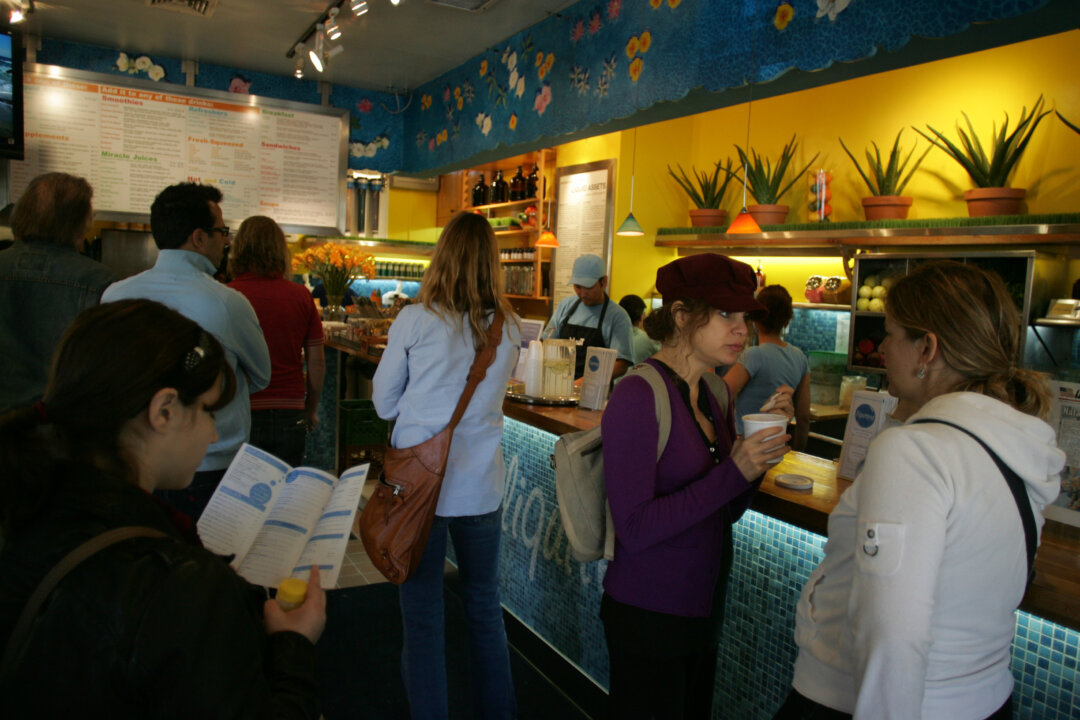 Customers are seen in the Liquiteria juice bar in the East Village section of Manhattan, Monday, Oct.  5, 2009.    (AP Photo/Robert Mecea)