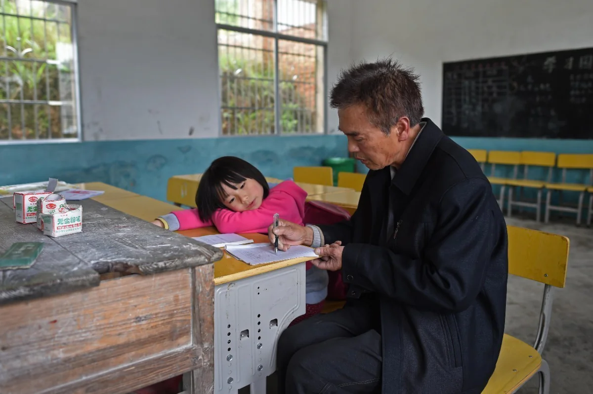 Peng and teacher Liu Chuiming. (via Xinhua)
