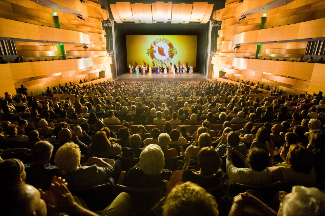 Shen Yun Performing Srts New York Company's curtain call at the Valley Performing Arts Center, Northridge. (Epoch Times)