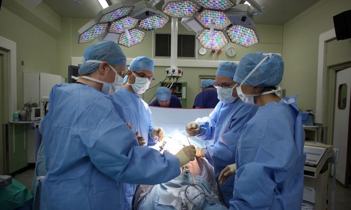 In this file image, a surgeon and team perform key hole surgery at the Queen Elizabeth Hospital in Birmingham, England on March 16, 2010 (Christopher Furlong/Getty Images)