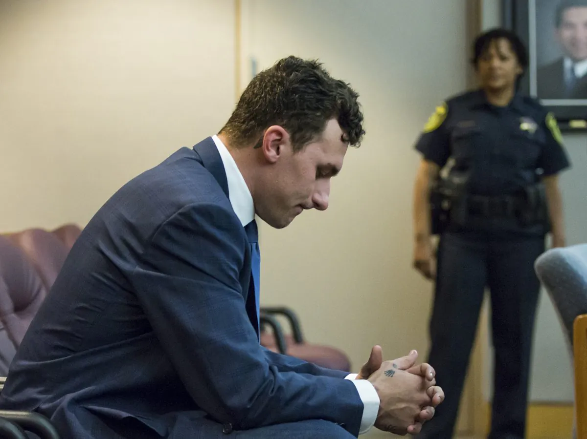 Former Cleveland Browns quarterback Johnny Manziel is still unsigned for the 2016 season. (Smiley N. Pool/The Dallas Morning News via AP, Pool)