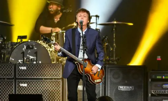 Paul McCartney Duet With Young Fan in Argentina