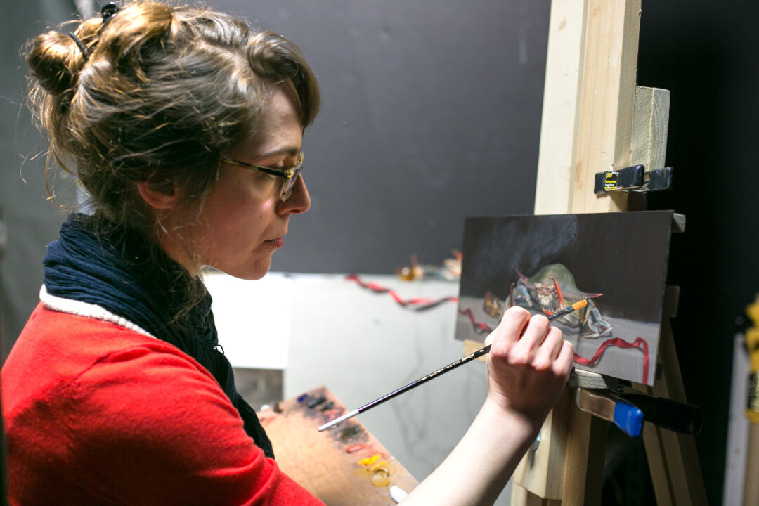Sally Fama Cochrane paints at Grand Central Atelier in New York on April 8, 2016. (Benjamin Chasteen/Epoch Times)