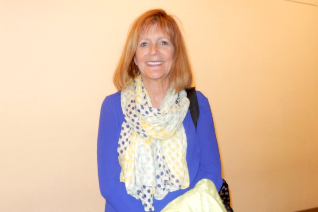 Ms. Wanda Lewis recommends everyone who likes culture and dance to come see Shen Yun. (Stacy Chen/Epoch Times)