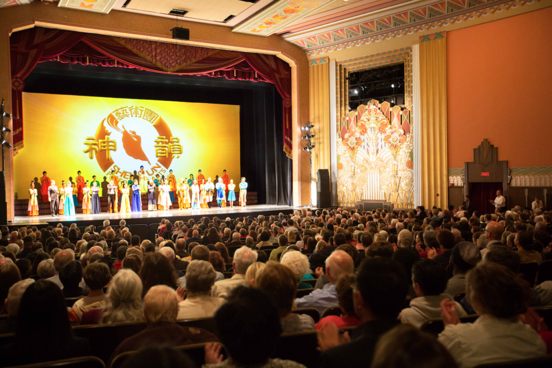 Shen Yun Performing Arts New York Company's curtain call at Burlington's Flynn Center, on May 7 2016. (Epoch Times)