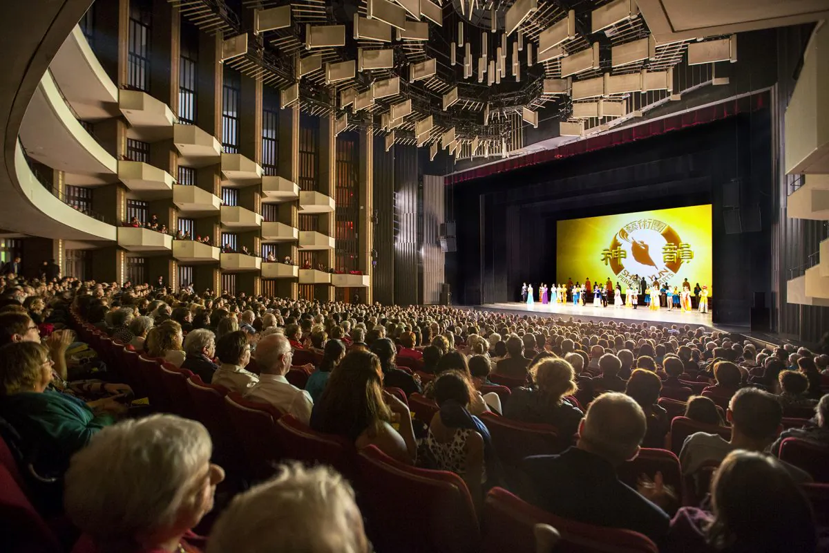 Shen Yun performers take a curtain call at a sold-out National Arts Centre in Ottawa at the end of the matinee show on May 8, 2016. (Evan Ning/Epoch Times)