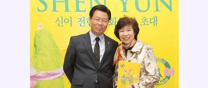 Mr. Kim Jong Mu, member on Education Committee of Ulsan City Council, Korea, along with his wife, attends Shen Yun at Ulsan Culture and Arts Hall on May 3, 2016. (Quan Jing Lin/Epoch Times)