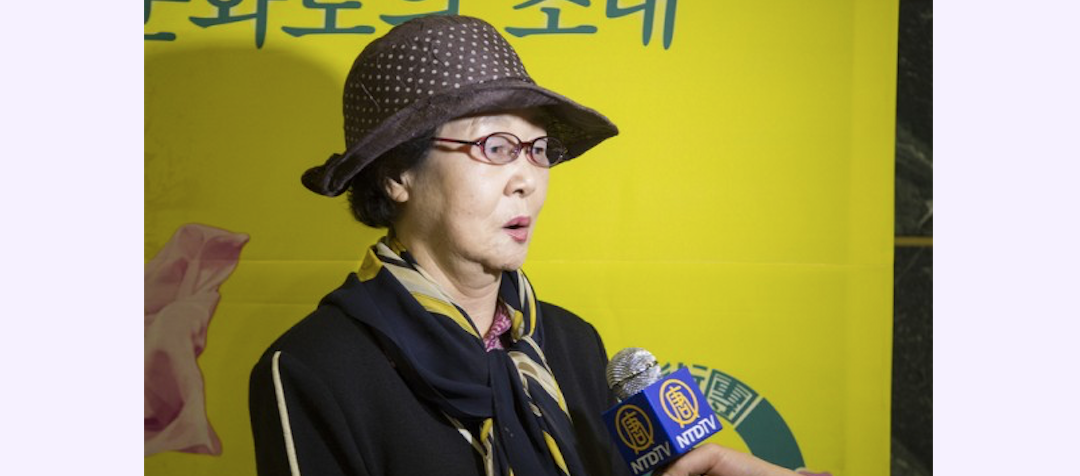 Ms. Choe Dong Sun, standing advisor to Ulsan Women News attends the Shen Yun performance at the Ulsan Culture and Art Center on the evening of May 4, 2016. (Quan Jing Lin/Epoch Times)