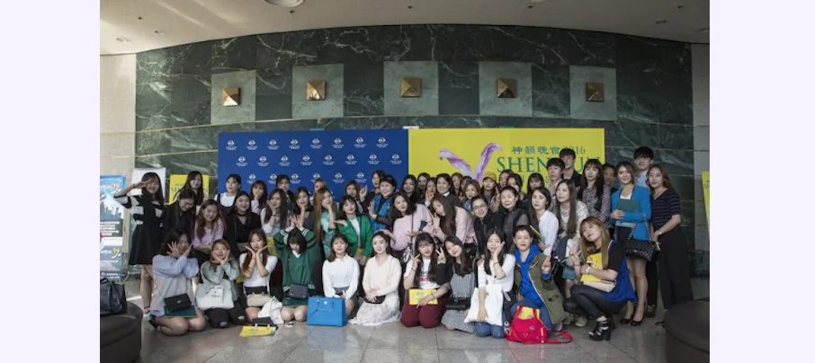 Professor Zheng Yu-Ying and over 70 dance students of the Art Institute of Changwon University. (Quan Jing-Lin/Epoch Times)