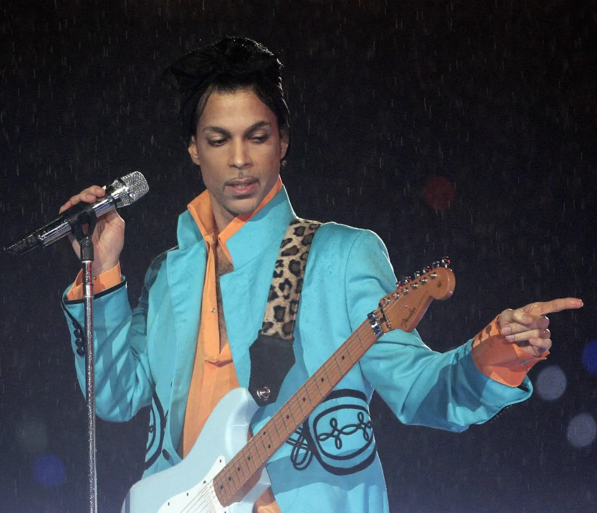 US musician Prince performs during half-time 04 February 2007 at Super Bowl XLI at Dolphin Stadium in Miami between the Chicago Bears and the Indianapolis Colts.     AFP PHOTO/Jeff HAYNES (Photo credit should read JEFF HAYNES/AFP/Getty Images)
