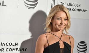 'Live!' Host Kelly Ripa: Regis Philbin Wouldn't Talk to Me Off-Camera