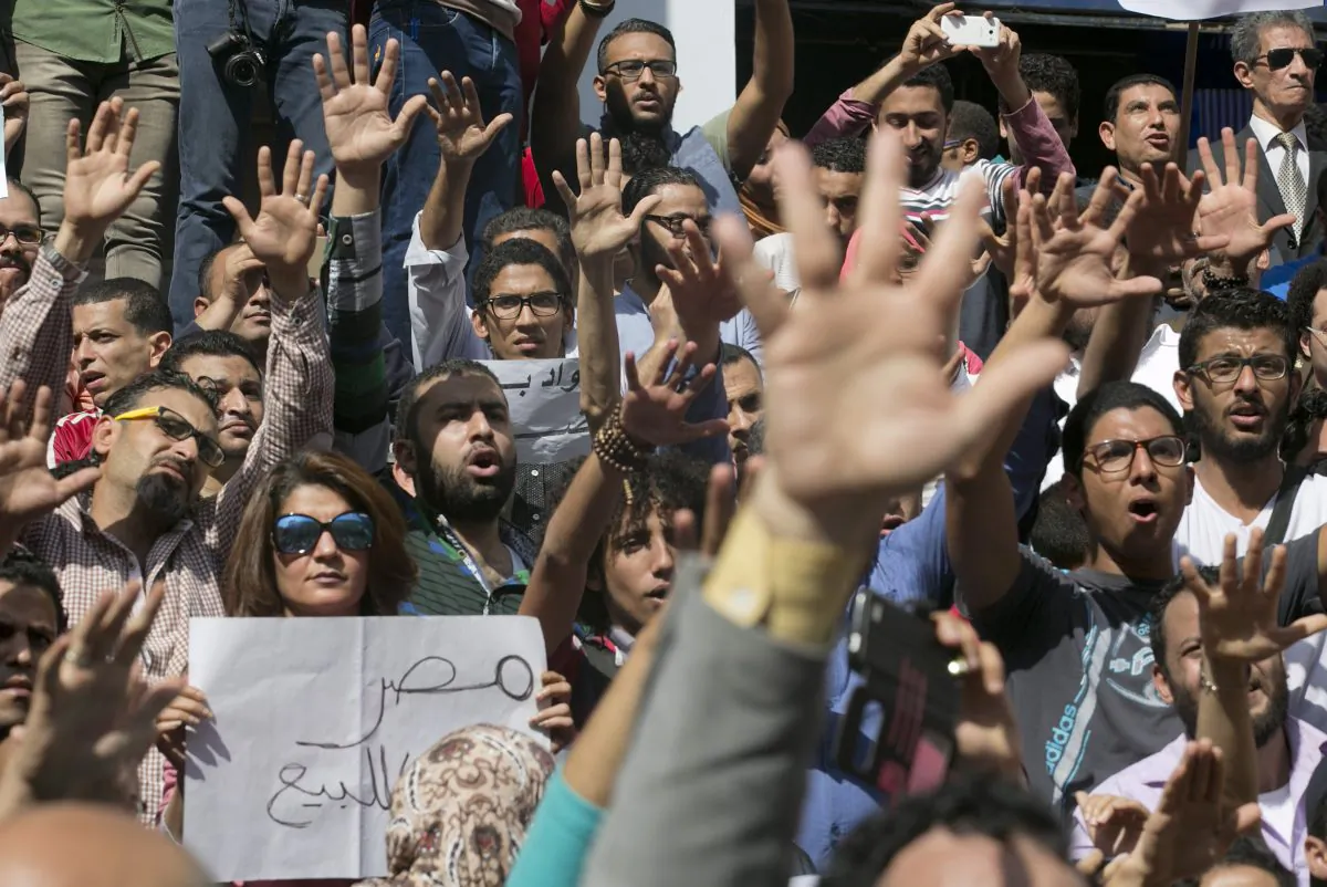 Egyptians shout slogans against Egyptian President Abdel-Fattah el-Sissi during a protest against the decision to hand over control of two strategic Red Sea islands to Saudi Arabia in front of the Press Syndicate, in Cairo, Egypt, on April 15, 2016. (AP Photo/Amr Nabil)