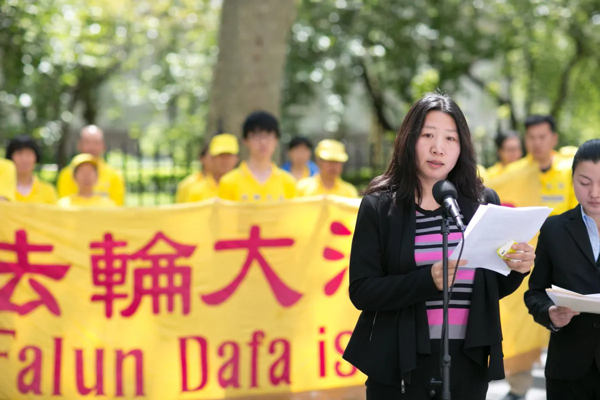 Lu Shiyu tells her story at City Hall in New York on May 11, 2016, of how she was persecuted inside China for practicing Falun Gong. (Benjamin Chasteen/Epoch Times)