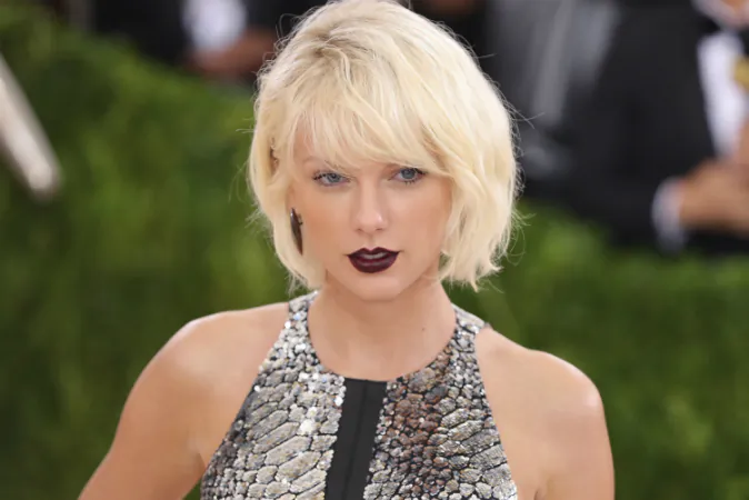 Taylor Swift attends the 'Manus x Machina: Fashion In An Age Of Technology' Costume Institute Gala at Metropolitan Museum of Art on May 2, 2016 in New York City. (Neilson Barnard/Getty Images for The Huffington Post)
