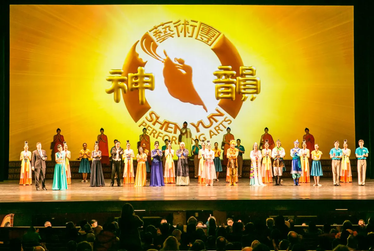 Shen Yun Performing Arts New York Company's curtain call at The Kennedy Center Opera House on Feb. 21, 2016. (Lisa Fan/Epoch Times)