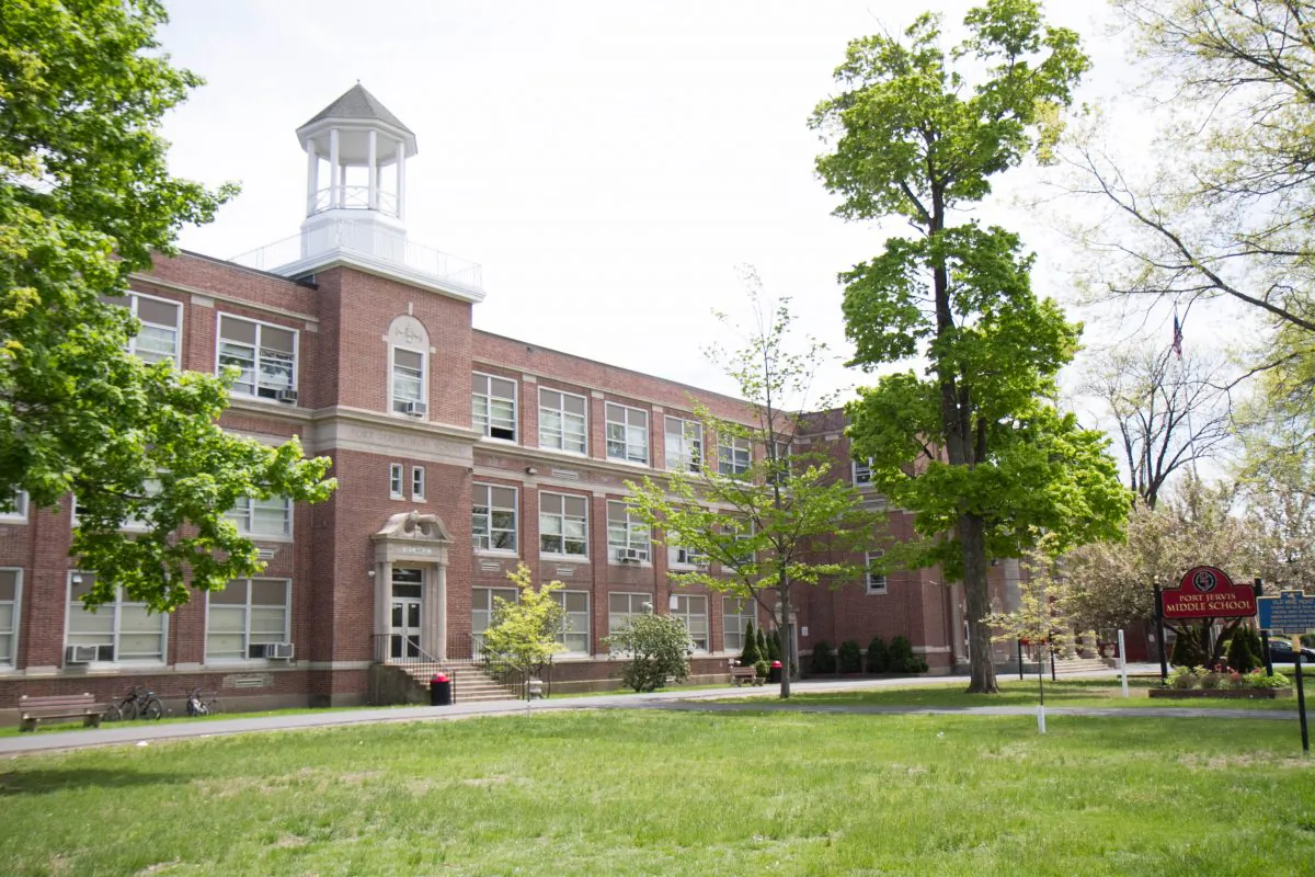 The front of the Port Jervis Middle School in Port Jervis on May 11, 2016. (Holly Kellum/Epoch Times)