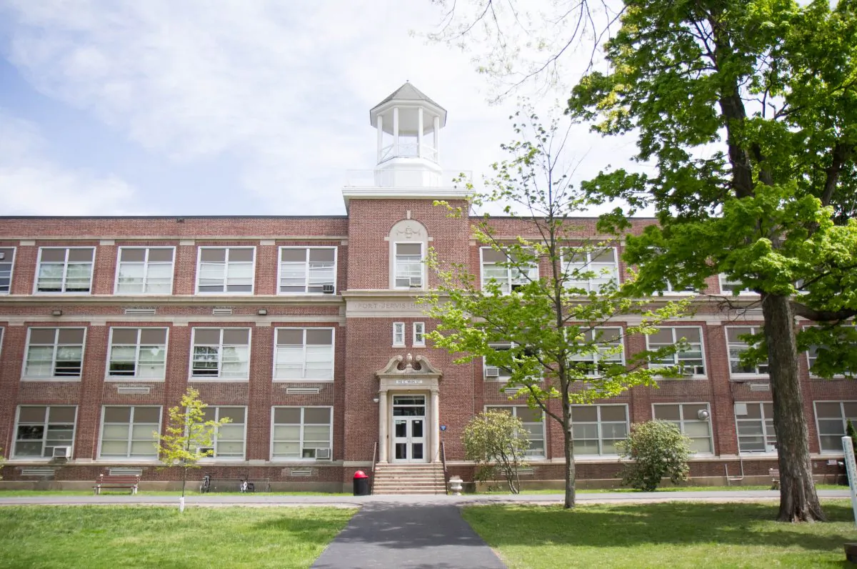 The front of the Port Jervis Middle School in Port Jervis on May 11, 2016. (Holly Kellum/Epoch Times)