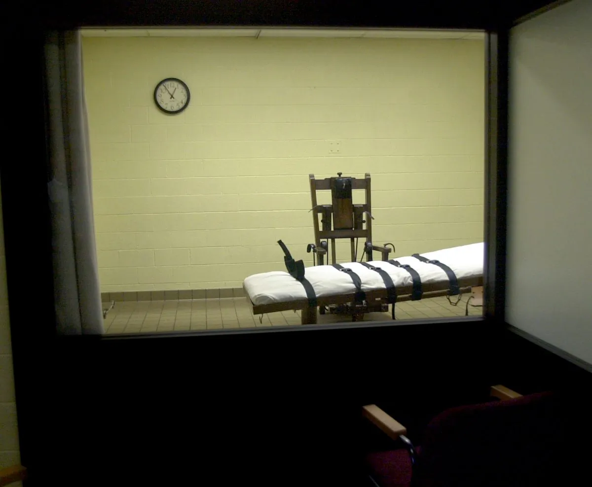 A view of the death chamber from the witness room at the Southern Ohio Correctional Facility shows an electric chair and gurney in Lucasville, Ohio, on Aug. 29, 2001. (Mike Simons/Getty Images)
