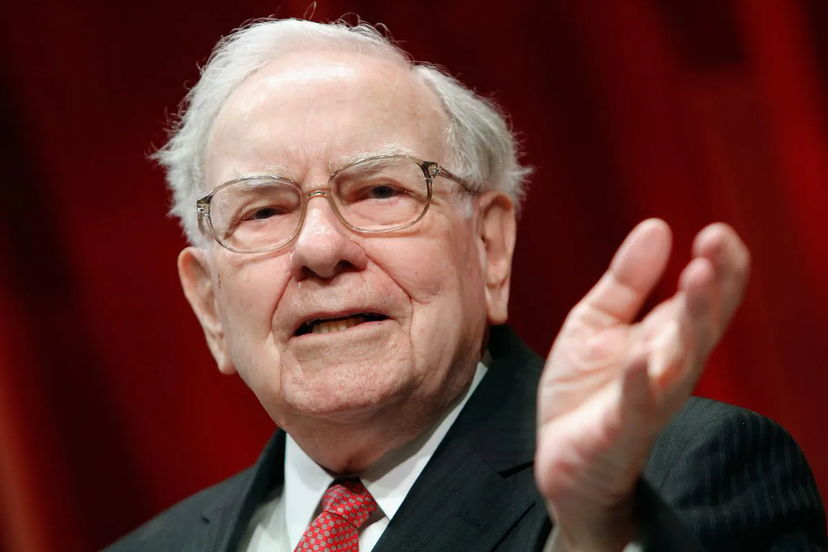 Warren Buffett speaks onstage during Fortune's Most Powerful Women Summit - Day 2 at the Mandarin Oriental Hotel on October 13, 2015 in Washington, DC.  (Photo by Paul Morigi/Getty Images for Fortune/Time Inc)