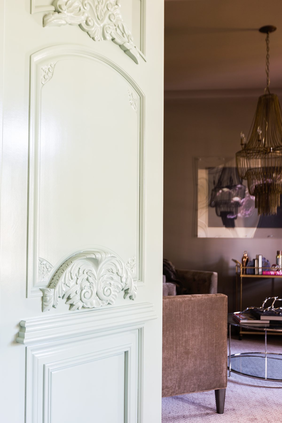 Contrasting styles like these add style to a home and can help couples with opposing tastes find common ground. (Alyssa Rosenheck/Laura Burleson Interiors via AP)