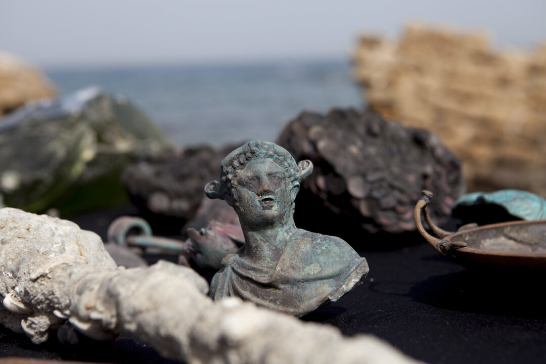 Video: Israeli Divers Find Massive Treasure From a Roman Shipwreck ...