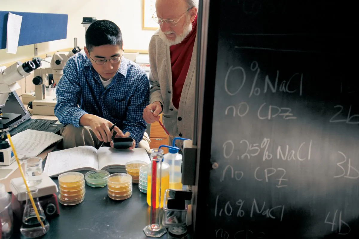 Dr. William Campbell (R) works one-on-one with a Drew University undergraduate student on real-world, scientific research as part of Drews Research Institute for Scientist Emeriti (RISE Program), through which senior scientists work directly with students in the lab. (Bill Denison/Drew University via Getty Images)