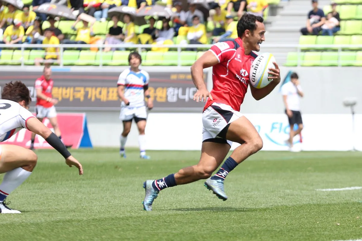 Ben Rimene collects his chip and chase to score the game-winner for Hong Kong in their Asia Rugby Championship match against South Korea on Saturday May 14.
(Kenji Demura/RJP)