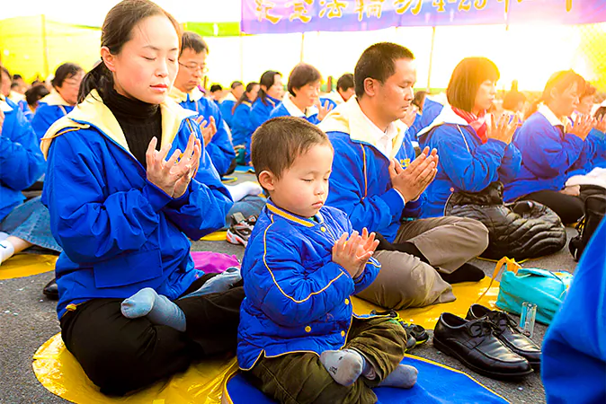 Practitioners of Falun Gong meditate in New York on April 25, 2013. (Samira Bouaou)